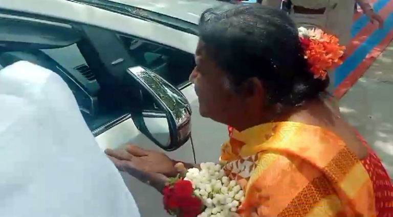 ಅನ್ನ ಕೊಟ್ಟ ದೇವ್ರು ನೀನು ಚೆನ್ನಾಗಿರಪ್ಪ- ಸಿಎಂ ಕಂಡು ಕೈ ಮುಗಿದ ಮಹಿಳೆ