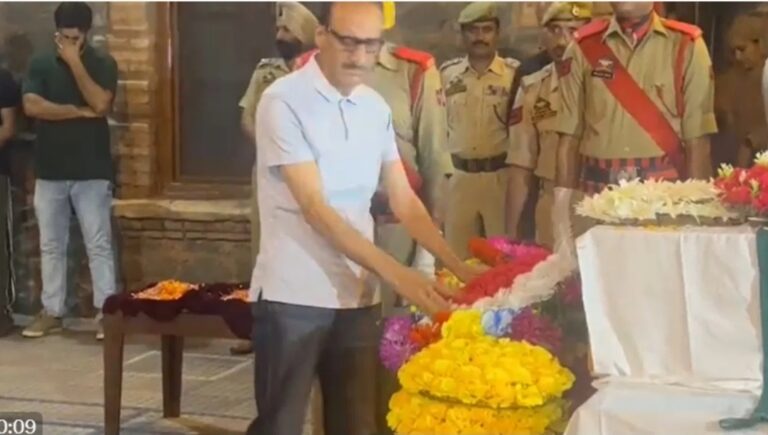 ಉಗ್ರರ ವಿರುದ್ಧದ ಕಾರ್ಯಾಚರಣೆಯಲ್ಲಿ ಹುತಾತ್ಮ ಡಿಎಸ್‌ಪಿ ಹುಮಾಯೂನ್ ಭಟ್​​ಗೆ ಅಪ್ಪನ ಅಂತಿಮ ನಮನ
