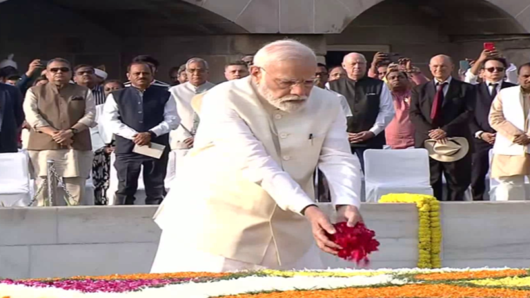 154ನೇ ಗಾಂಧಿ ಜಯಂತಿಯ ಅಂಗವಾಗಿ ರಾಜ್‌ಘಾಟ್‌ನಲ್ಲಿ ಮಹಾತ್ಮ ಗಾಂಧಿ ಅವರಿಗೆ ಪುಷ್ಪ ನಮನ ಸಲ್ಲಿಸಿದ ಪ್ರಧಾನಿ ನರೇಂದ್ರ ಮೋದಿ