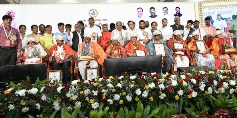 2023ನೇ ಸಾಲಿನ ಮಹರ್ಷಿ ವಾಲ್ಮೀಕಿ ಪ್ರಶಸ್ತಿ ಪ್ರದಾನ ಮಾಡಿದ ಸಿಎಂ ಸಿದ್ದರಾಮಯ್ಯ