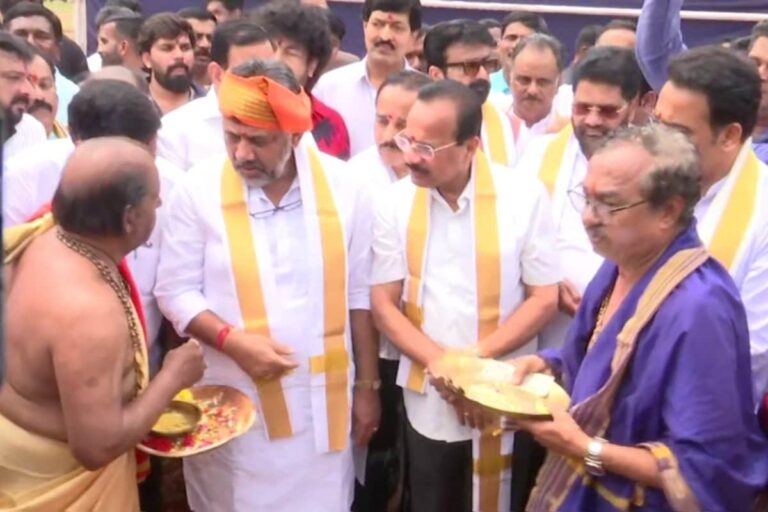 ಬೆಂಗಳೂರು ಕಂಬಳ :ಕರೆಪೂಜೆ ನೆರವೇರಿಸಿದ ಡಿಕೆ ಶಿವಕುಮಾರ್