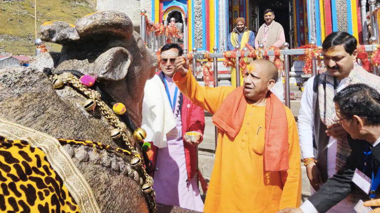 ಕೇದಾರನಾಥ ದೇವಾಲಯಕ್ಕೆ ಭೇಟಿ ನೀಡಿ ಪ್ರಾರ್ಥನೆ ಸಲ್ಲಿಸಿದ ಯೋಗಿ ಆದಿತ್ಯನಾಥ್