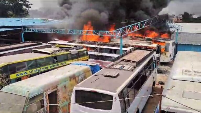 ಬೆಂಗಳೂರಿನಲ್ಲಿ ಅಗ್ನಿ ಅವಘಡ : ಬೆಂಕಿಯ ಕೆನ್ನಾಲಿಗೆಗೆ ಹೊತ್ತಿ ಉರಿದ ಖಾಸಗಿ ಬಸ್​ಗಳು