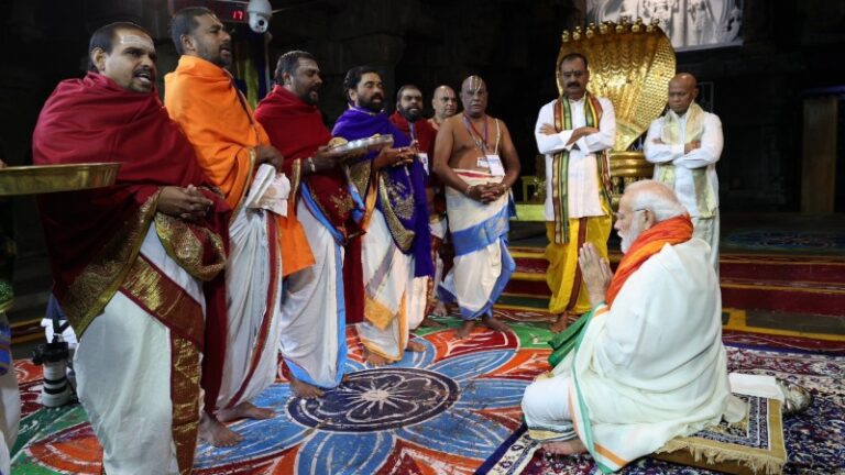 ತಿರುಪತಿ ವೆಂಕಟೇಶ್ವರ ಸ್ವಾಮಿ ದೇವಾಲಯಕ್ಕೆ  ಭೇಟಿ ನೀಡಿದ ಪ್ರಧಾನಿ ಮೋದಿ