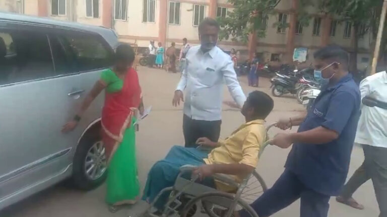 ವಿಷ ಕುಡಿದಿದ್ದ ವ್ಯಕ್ತಿಯನ್ನು ತಮ್ಮ ಕಾರಿನಲ್ಲಿಯೇ ಆಸ್ಪತ್ರೆಗೆ ಸಾಗಿಸಿ ಮಾನವೀಯತೆ ಮೆರೆದ ಶಾಸಕ