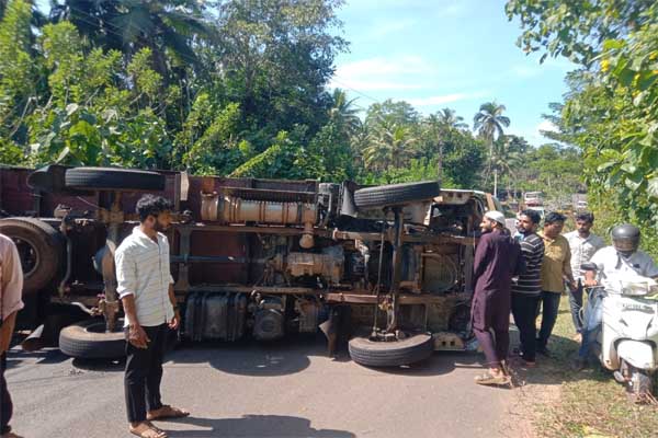 ಕೋಳಿ ಸಾಗಾಟದ ಲಾರಿ ಪಲ್ಟಿ